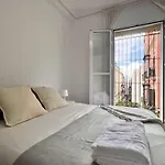 Enorme Y Luminoso Apartamento Para 13 Personas Con Balcones En El Corazon De Sevilla