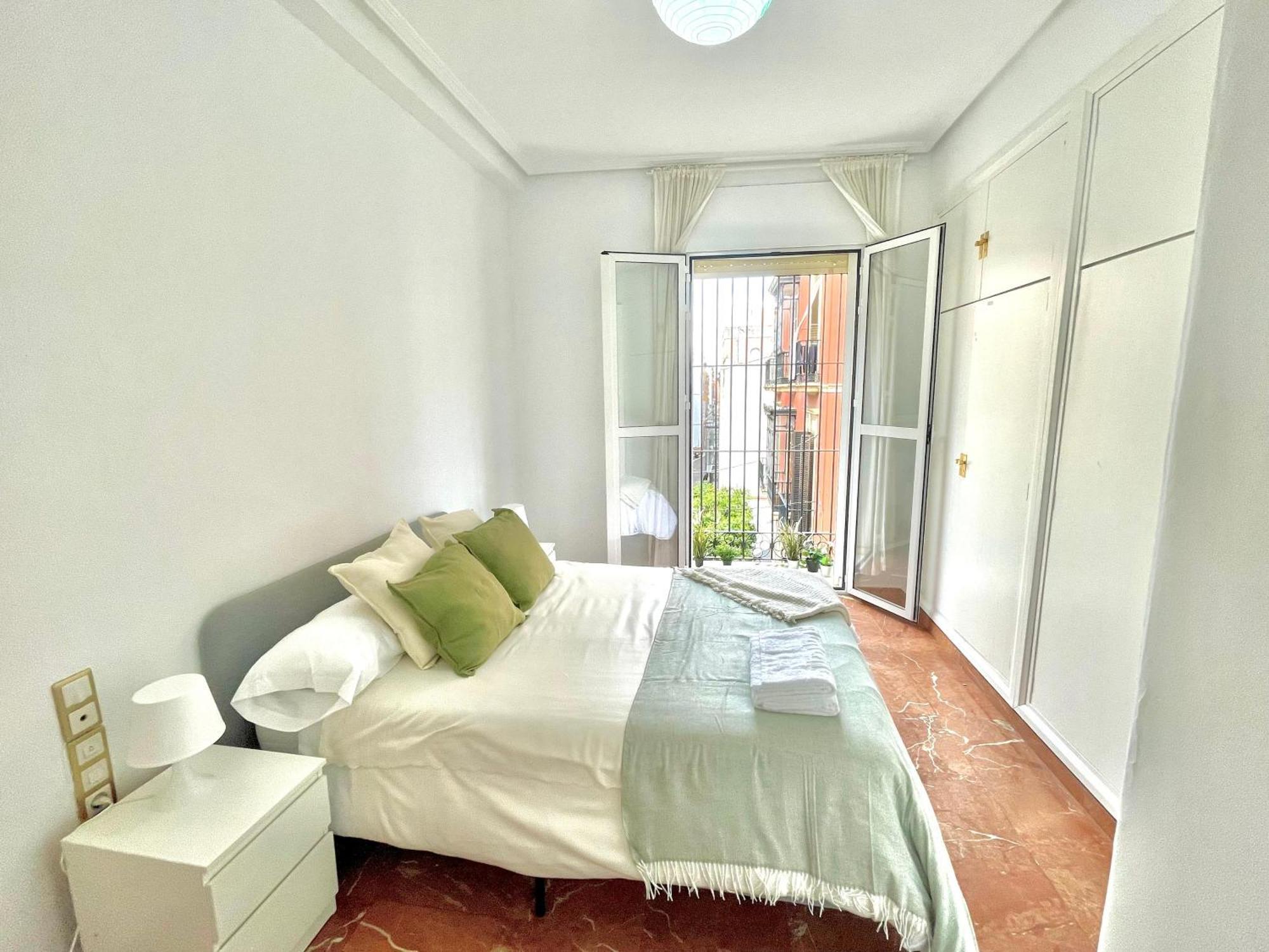 Appartement Enorme Y Luminoso 13 Personas Con Balcones En El Corazon De Sevilla